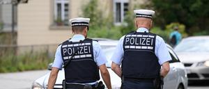 Zwei Polizisten auf einer Straße.