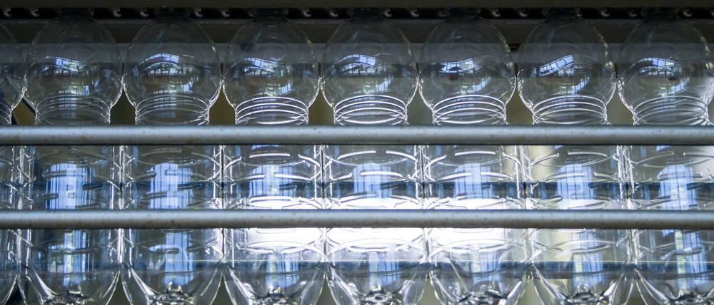 Die Europäer sind neuen Forschungsdaten zufolge zu großen Mengen der gesundheitsschädlichen Chemikalie Bisphenol A (BPA) ausgesetzt. BPA ist eine synthetische Chemikalie, die in unzähligen Lebensmittelverpackungen verwendet wird, beispielsweise in Plastikflaschen und Konservendosen, aber auch in Trinkwasserleitungen.