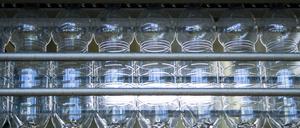 Die Europäer sind neuen Forschungsdaten zufolge zu großen Mengen der gesundheitsschädlichen Chemikalie Bisphenol A (BPA) ausgesetzt. BPA ist eine synthetische Chemikalie, die in unzähligen Lebensmittelverpackungen verwendet wird, beispielsweise in Plastikflaschen und Konservendosen, aber auch in Trinkwasserleitungen.