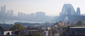 Dunst über Sydney. Derzeit werden kontrollierte Buschbrände durchgeführt, um besser auf die Walbrandsaison vorbereitet zu sein.