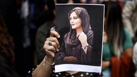 Weil sie angeblich die Kopfbedeckung „unislamisch“ trug, wurde Masha Amini festgenommen. Als ihr Tod bekannt wurde, begann der Aufstand gegen das Regime.