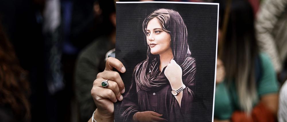 Weil sie angeblich die Kopfbedeckung „unislamisch“ trug, wurde Masha Amini festgenommen. Als ihr Tod bekannt wurde, begann der Aufstand gegen das Regime.