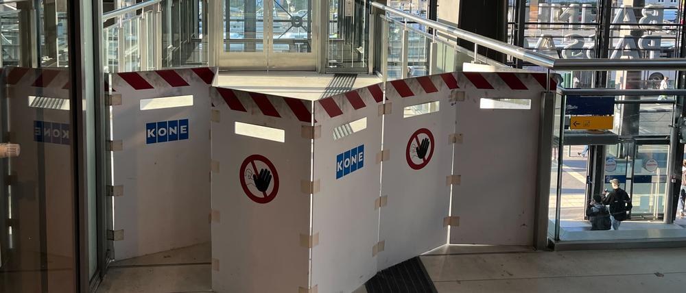 Der Fahrstuhl zum südlichen Vorplatz des Potsdamer Hauptbahnhofs ist defekt.