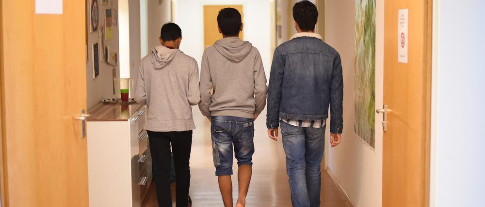 Im Kinder- und Jugendhilfezentrum der Heimstiftung Karlsruhe (Baden-Württemberg) gehen am 10.11.2015 unbegleitete minderjährige Ausländer, kurz UMA, einen Flur entlang.