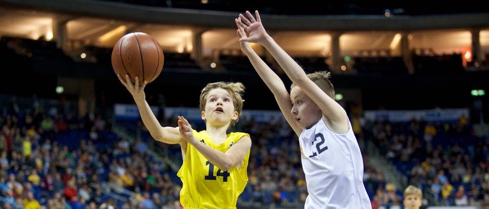 Kinder können schon früh mit dem Basketballspielen anfangen. 