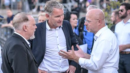 Der Osten driftet nach rechts: Die AfD-Politiker Roman Kuffert, Björn Höcke und der ehemalige AfD-Funktionär Andreas Kalbitz (v.l.) bei einer Kundgebung der AfD auf dem Schlossplatz in Oranienburg. 
