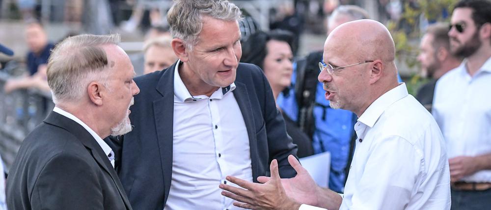 Roman Kuffert,Bjoern Hoecke und Andreas Edwin Kalbitz im Gespraech bei einer Kundgebung der AfD auf dem Schlossplatz Oranienburg.