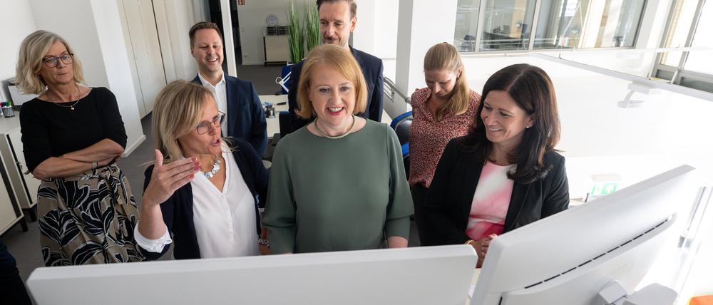 Bundesfamilienministerin Lisa Paus (Grüne) und Berlins Familiensenatorin Katharina Günther-Wünsch (CDU) stellten den Service in Marzahn-Hellersdorf vor.