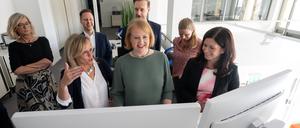 Bundesfamilienministerin Lisa Paus (Grüne) und Berlins Familiensenatorin Katharina Günther-Wünsch (CDU) stellten den Service in Marzahn-Hellersdorf vor.