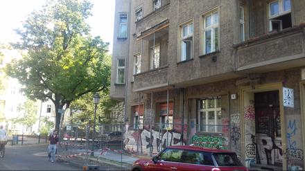 Abgesperrter Gehweg in der Gethsemanestraße in Prenzlauer Berg.