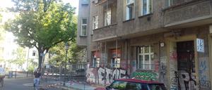 Abgesperrter Gehweg in der Gethsemanestraße in Prenzlauer Berg.