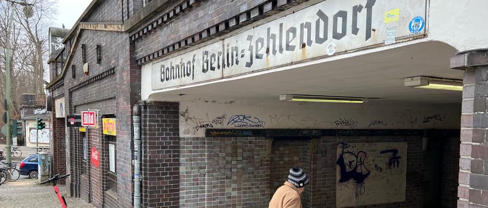 Am Bahnhof Zehlendorf muss gebaut werden: Weil die Bahn die Brücken erneuern muss, wird auch das gesamte östliche Bahnhofsgebäude neu errichtet.