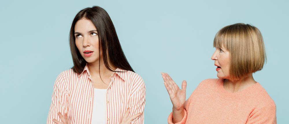 Eltern wollen für ihre Kinder da sein – auch, wenn diese längst erwachsen sind. Manchmal gehen die Sorgen dann zu weit. 