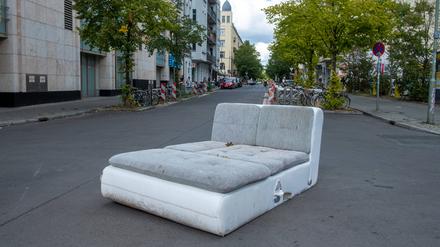 Ein ausgedientes Schlafsofa steht mitten auf der Greifenhagener Strasse in Berlin-Prenzlauer.