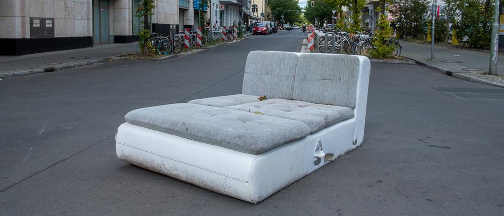 Ist das Abfall-Kunst oder soll das weg? Ein verwaistes Sofa in Prenzlauer Berg.