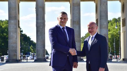 Kai Wegner begrüßt Bürgermeister Vitali Klitschko Städtepartnerschaft mit der ukrainischen Hauptstadt Kiew Kyiv Kai Wegner begrüßt Bürgermeister Vladimir Klitschko am Brandenburger Tor in Berlin am 14.09.2023 *** Kai Wegner welcomes Mayor Vladimir Klitschko twinning with the Ukrainian capital Kyiv Kai Wegner welcomes Mayor Vladimir Klitschko at the Brandenburg Gate in Berlin 14 09 2023 Photopress Mueller