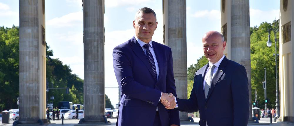 Kai Wegner begrüßt Bürgermeister Vitali Klitschko Städtepartnerschaft mit der ukrainischen Hauptstadt Kiew Kyiv Kai Wegner begrüßt Bürgermeister Vladimir Klitschko am Brandenburger Tor in Berlin am 14.09.2023 *** Kai Wegner welcomes Mayor Vladimir Klitschko twinning with the Ukrainian capital Kyiv Kai Wegner welcomes Mayor Vladimir Klitschko at the Brandenburg Gate in Berlin 14 09 2023 Photopress Mueller