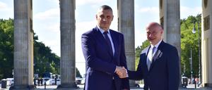 Kai Wegner begrüßt Bürgermeister Vitali Klitschko Städtepartnerschaft mit der ukrainischen Hauptstadt Kiew Kyiv Kai Wegner begrüßt Bürgermeister Vladimir Klitschko am Brandenburger Tor in Berlin am 14.09.2023 *** Kai Wegner welcomes Mayor Vladimir Klitschko twinning with the Ukrainian capital Kyiv Kai Wegner welcomes Mayor Vladimir Klitschko at the Brandenburg Gate in Berlin 14 09 2023 Photopress Mueller