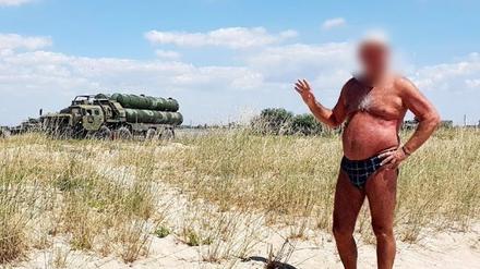 Ein russischer Tourist auf der Krim mit einem S-400-Flugabwehrsystem im Hintergrund. 