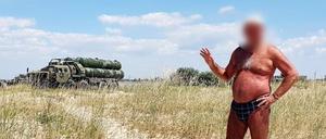 Ein russischer Tourist auf der Krim mit einem S-400-Flugabwehrsystem im Hintergrund. 