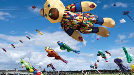 Auf dem Tempelhofer Feld werden am Samstag Flachdrachen, riesige 3D-Figuren und historische Drachen aus der Zeit des Ersten Weltkriegs zu sehen sein.