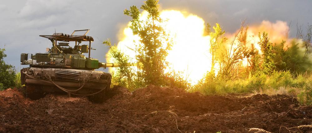 Ein russischer Panzer in der Nähe von Donezk