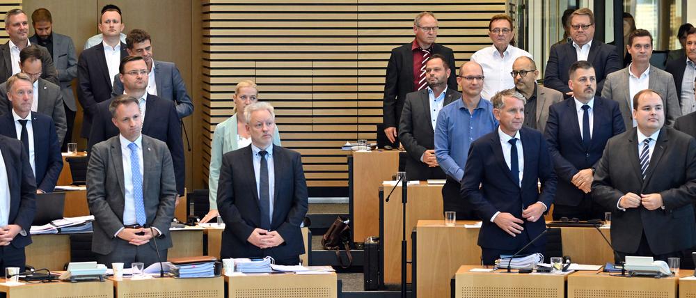 Abgeordnete von CDU und AfD stimmen gemeinsam über die Grunderwerbssteuer im Plenarsaal des Thüringer Landtag ab.