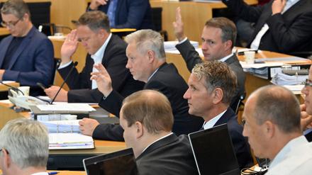Abgeordnete der AfD und der CDU nehmen im Plenarsaal des Thüringer Landtags an einer Abstimmung teil.