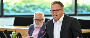 14.09.2023, Thüringen, Erfurt: Mario Voigt (CDU), Fraktionschef, spricht im Plenarsaal des Thüringer Landtag. Die Abgeordneten wollen an diesem Tag in erster Lesung den Haushalt für 2024 beraten. Außerdem will die Opposition eine Steuersenkung gegen die rot-rot-grüne Minderheitskoalition durchsetzen. Foto: Martin Schutt/dpa +++ dpa-Bildfunk +++