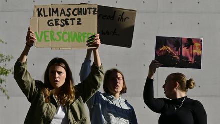 Klimaaktivistinnen rund um Luisa Neubauer (l.).