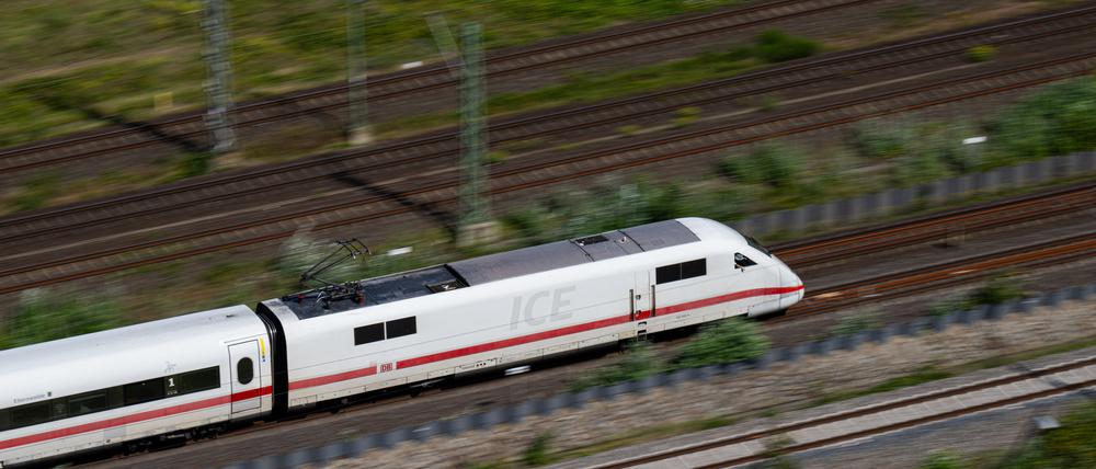 Lediglich 70,6 Prozent der Fahrgäste kamen 2022 mit weniger als 15 Minuten Verspätung an ihrem Zielort an.