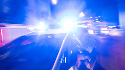 Ein Polizeiauto steht vor einem Hochhaus in Berlin-Schöneberg, in dem es gebrannt hat. +++ dpa-Bildfunk +++