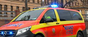 Ein Notarzt fährt mit Blaulicht am Klinikum Niederlausitz vorbei. 