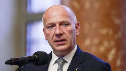 Kai Wegner bei der Unterzeichnung der Vereinbarung über eine Städtepartnerschaft von Berlin und Kiew.