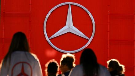 Das Kraftfahrt-Bundesamt (KBA) droht Mercedes mit der Stilllegung Tausender Diesel-Pkw wegen Abgasmanipulation.