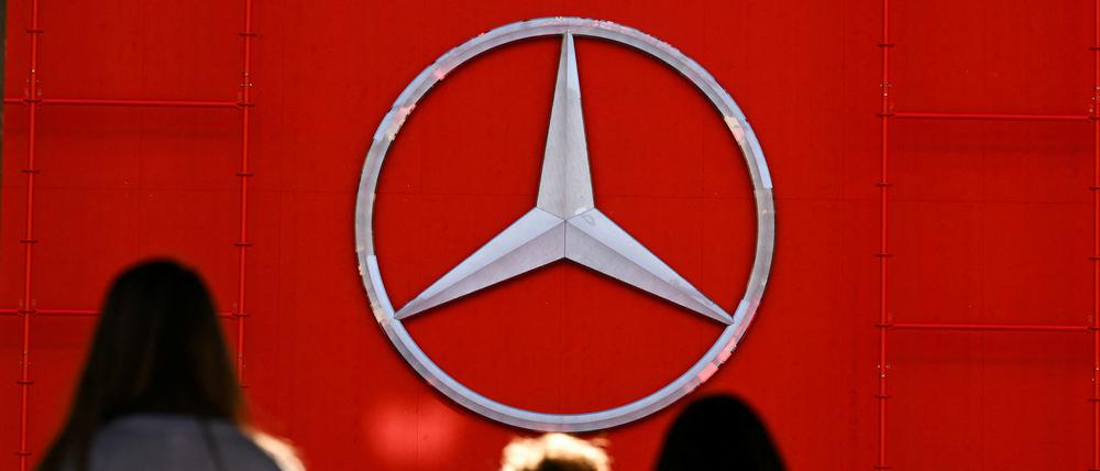 Das Kraftfahrt-Bundesamt (KBA) droht Mercedes mit der Stilllegung Tausender Diesel-Pkw wegen Abgasmanipulation.