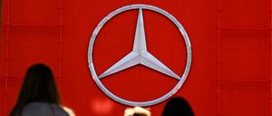 Das Kraftfahrt-Bundesamt (KBA) droht Mercedes mit der Stilllegung Tausender Diesel-Pkw wegen Abgasmanipulation.
