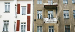 Sanierter und unsanierter Altbau in der Kinzerallee in Berlin-Köpenick, aufgenommen am 23. März 2018. Wohnungsbau, Immobilien, Mietwohnungen, Eigentumswohnungen, Neubauten, Mietpreisbremse, Baulücke, Sozialer Wohnungsbau. Foto: Kitty Kleist-Heinrich