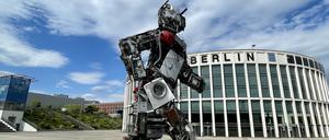 Der Wertgigand ist eine Skulptur des Aktionskünstlers HA Schult, die auch immer wieder in Berlin zu sehen ist (hier 2022 auf dem Messegelände). Sie repräsentiert die Menge an Elektroschrott, die alle 72 Sekunden allein von deutschen Haushalten produziert wird. 