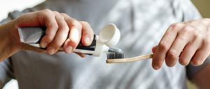 Wenn der von Bakterien gebildete Biofilm, auch Plaque genannt, nicht regelmäßig von den Zähnen geputzt wird, verfestigt er sich zu Zahnstein. Dann wird es Zeit für einen Besuch beim Zahnarzt.