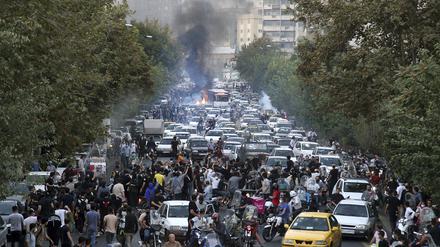 Demonstranten skandieren während eines Protestes in der Innenstadt von Teheran Parolen gegen den Tod der Iranerin Jina Mahsa Amini. 