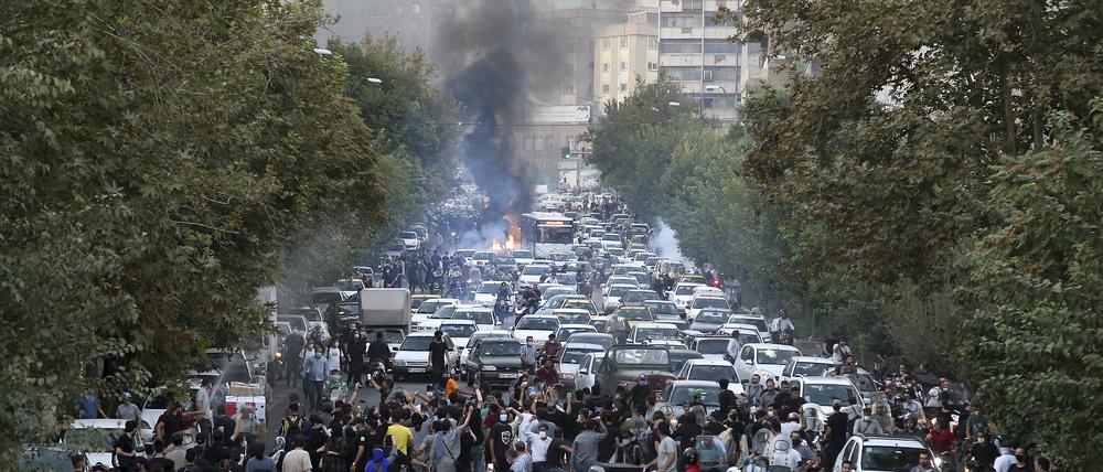 Demonstranten skandieren während eines Protestes in der Innenstadt von Teheran Parolen gegen den Tod der Iranerin Jina Mahsa Amini.