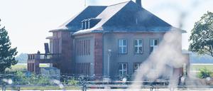 Eine Person wirft Teile des Interieurs von der Terrasse des Generalshotels. 