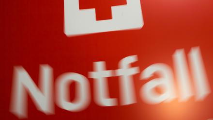 ARCHIV - 03.02.2020, Bayern, München: Ein Schild mit der Aufschrift «Notfallzentrum» steht an der Notaufnahme des Klinikum Schwabing. Sepsis gehört neben Herzinfarkt und Schlaganfall zu den Akuterkrankungen mit der höchsten Sterblichkeit. (zu dpa «Verstärkte Forschung zu Sepsis gefordert - Kongress in Weimar») Foto: Lino Mirgeler/dpa +++ dpa-Bildfunk +++