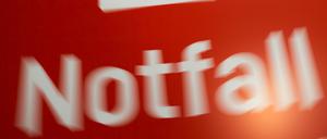 ARCHIV - 03.02.2020, Bayern, München: Ein Schild mit der Aufschrift «Notfallzentrum» steht an der Notaufnahme des Klinikum Schwabing. Sepsis gehört neben Herzinfarkt und Schlaganfall zu den Akuterkrankungen mit der höchsten Sterblichkeit. (zu dpa «Verstärkte Forschung zu Sepsis gefordert - Kongress in Weimar») Foto: Lino Mirgeler/dpa +++ dpa-Bildfunk +++