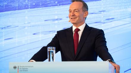 Volker Wissing (FDP), Bundesminister für Digitales und Verkehr, spricht zu Beginn des Schienengipfels. Die milliardenschwere Sanierung des deutschen Bahnnetzes steht im Mittelpunkt. 