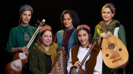 Die Musikerinnen des iranischen Mahbanoo-Ensembles. Links im Bild die Tar-Spielerin Shiva Ahmadisepehr.