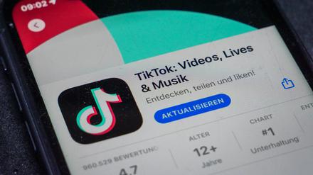 App Store - Apple 05.09.2023: Apple App Store auf einem iPhone. Allseits beliebte Apps - TikTok: Videos, Lives & Musik *** App Store Apple 05 09 2023 Apple App Store on an iPhone All Popular Apps TikTok Videos, Lives Music