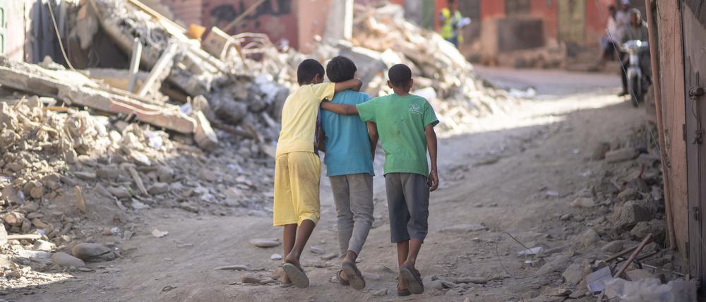 Kinder gehen durch die Trümmer der durch das Erdbeben beschädigten Stadt Amizmiz außerhalb von Marrakesch.
