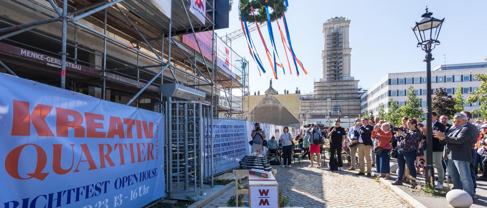 Beim Richtfest am Kreativquartier, links der Rohbau des Langen Stalls.